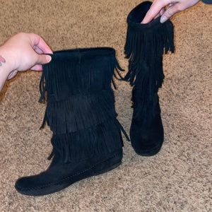 Black fringe calf Minnetonka boots. Size 8-9.